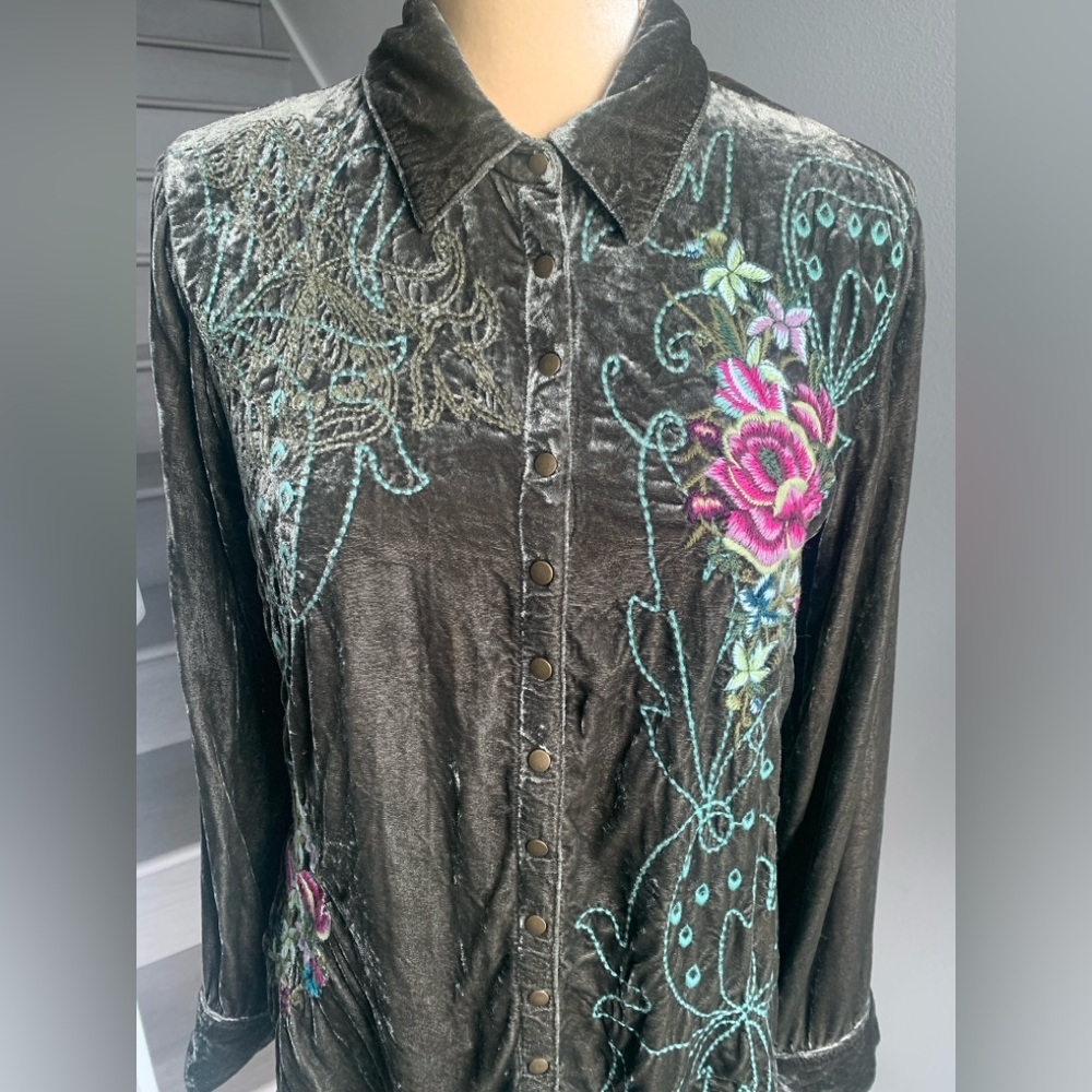 Johnny Was Velvet Olive Green Snap Button Floral Embroidered Long Sleeve Blouse - Picture 2 of 11
